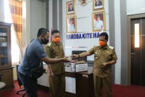 WARGA BENGKULU TENGAH MENDAPATKAN THR DARI BUPATI DAN WAKIL BUPATI